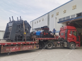 1000*700液壓對輥制砂機(jī)，1210反擊破發(fā)往四川