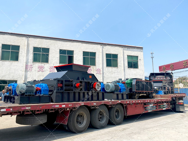 1200*1200雙齒輥破碎機，兩臺900*900軌道移動雙齒輥破碎機發往云南